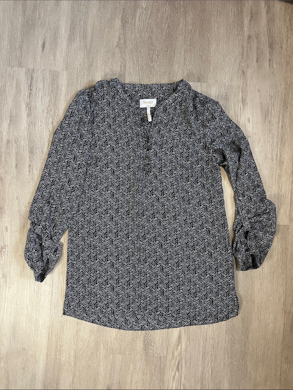 Laundry Black and White Chevron V-Neck Blouse Roll-Tab button sleeve XS